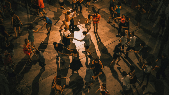 mensen dansen op straat