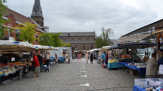 wekelijkse markt op marktplein in Kuurne
