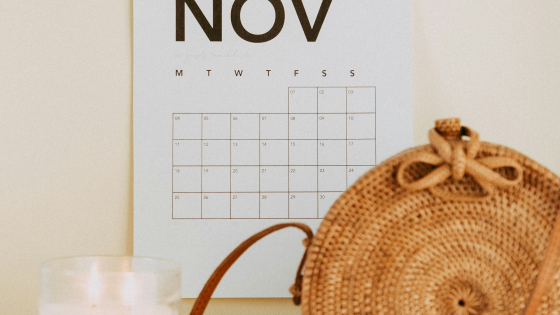 kalender van november met strohoed